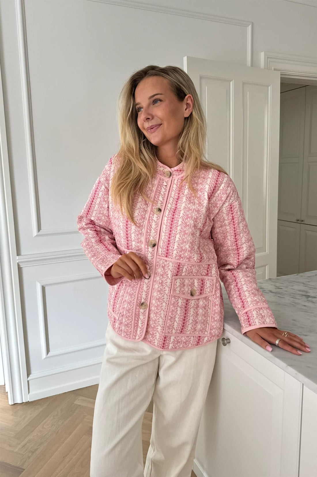 Svea - Quiltad jacka med invävt motiv