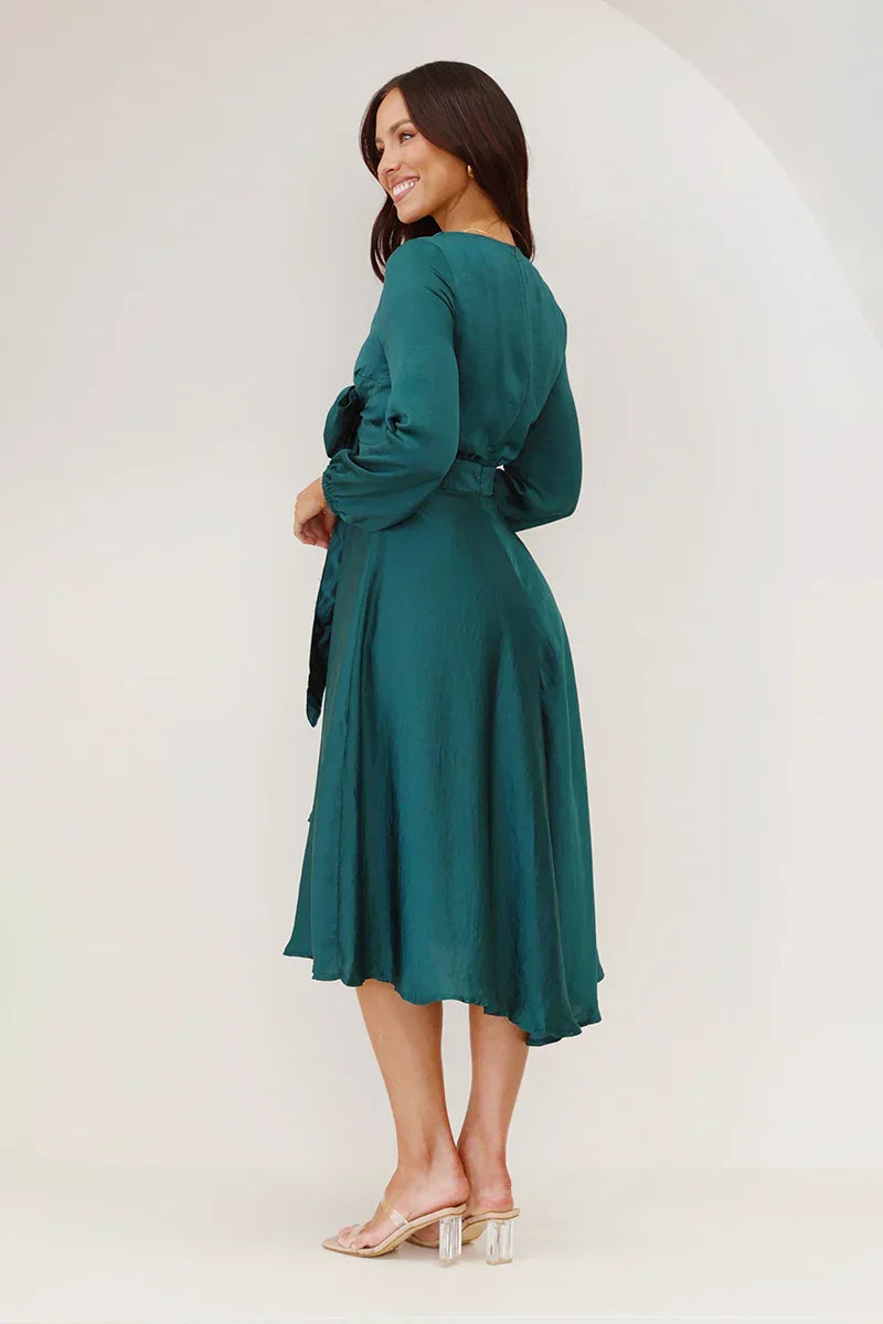 Helene - Elegant midiklänning med vriden front