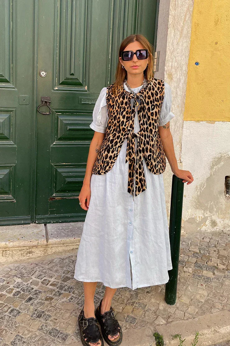 Clara - Gilet med leopardmönster och rosettknäppning
