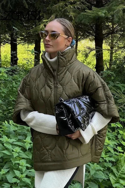 Hanna - Quiltad kortärmad jacka med hög krage
