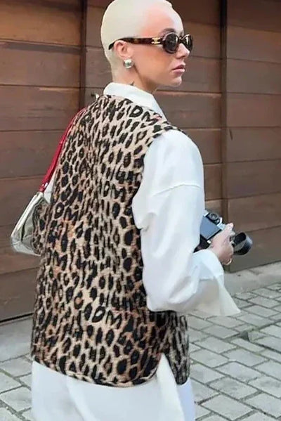 Clara - Gilet med leopardmönster och rosettknäppning