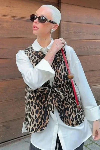 Clara - Gilet med leopardmönster och rosettknäppning