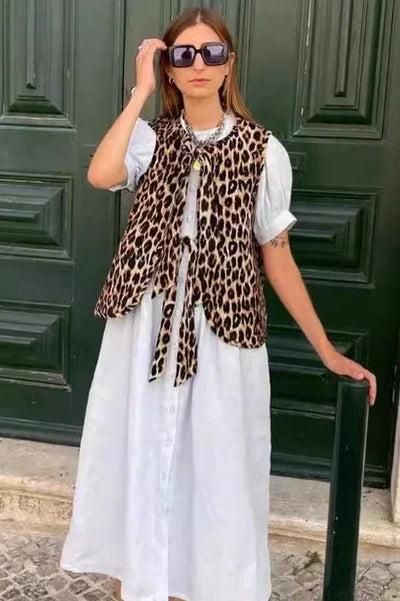 Clara - Gilet med leopardmönster och rosettknäppning