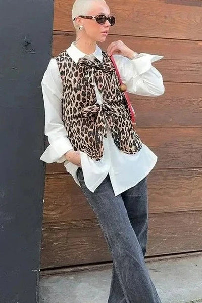 Clara - Gilet med leopardmönster och rosettknäppning