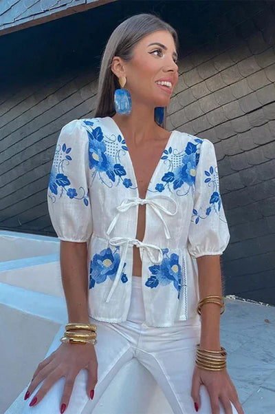 Rebecca - Blommig blus med rosettdetalj