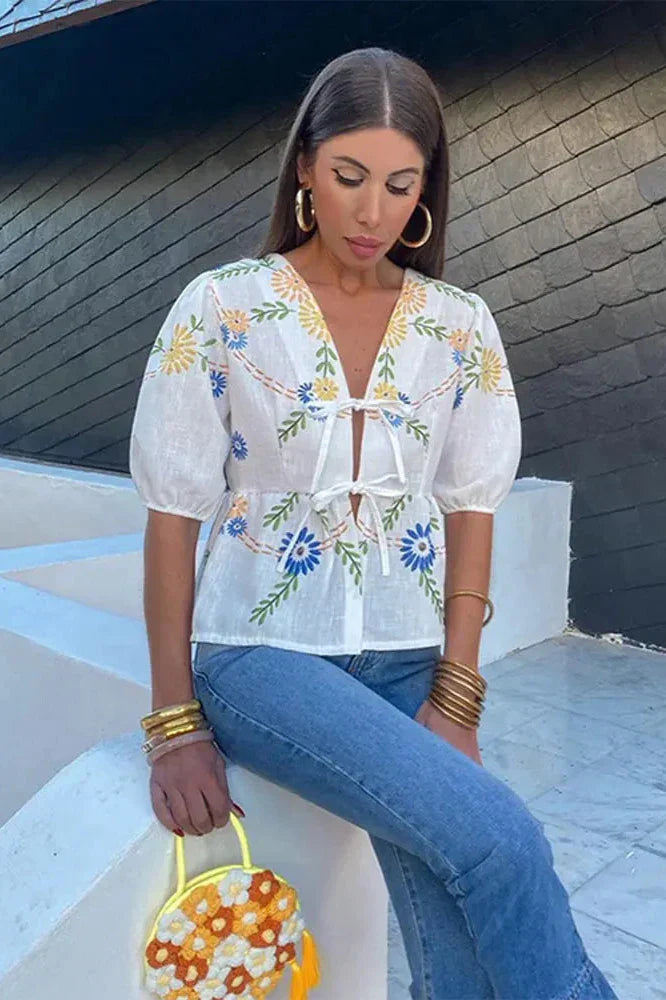 Rebecca - Blommig blus med rosettdetalj