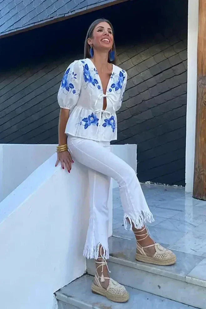 Rebecca - Blommig blus med rosettdetalj