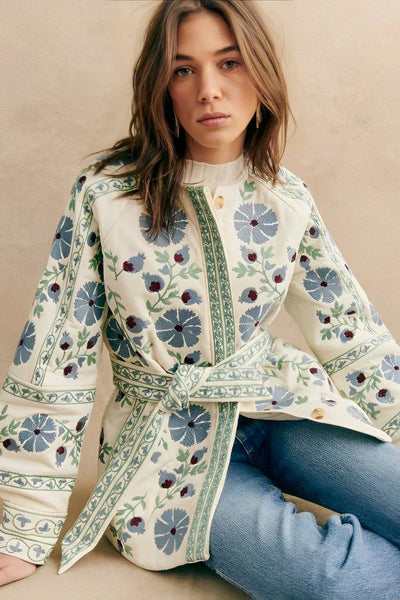 Fiona - Kavaj med blommigt broderi och bälte
